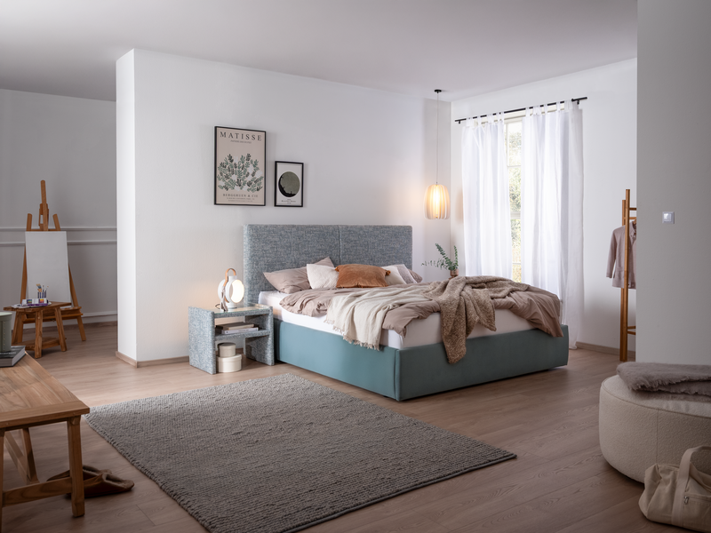 Bett Prudens mit 2 verschiedenen türkisen Stoffen in einem hellen und modernen Schlafzimmer