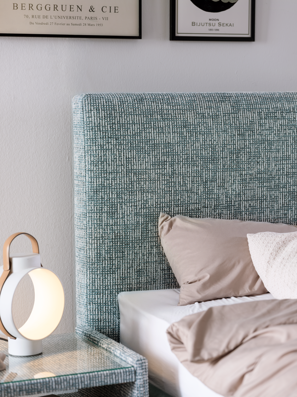 Kopfhaupt und Nachttisch von Bett Prudens mit türkisem Stoffen