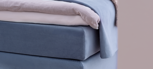 Boxspringbett Sidus mit schwarzen Metallfüßen und Topper