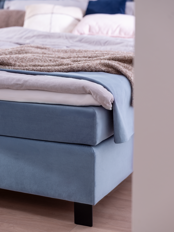 Boxspringbett Sidus mit schwarzen Metallfüßen und Topper