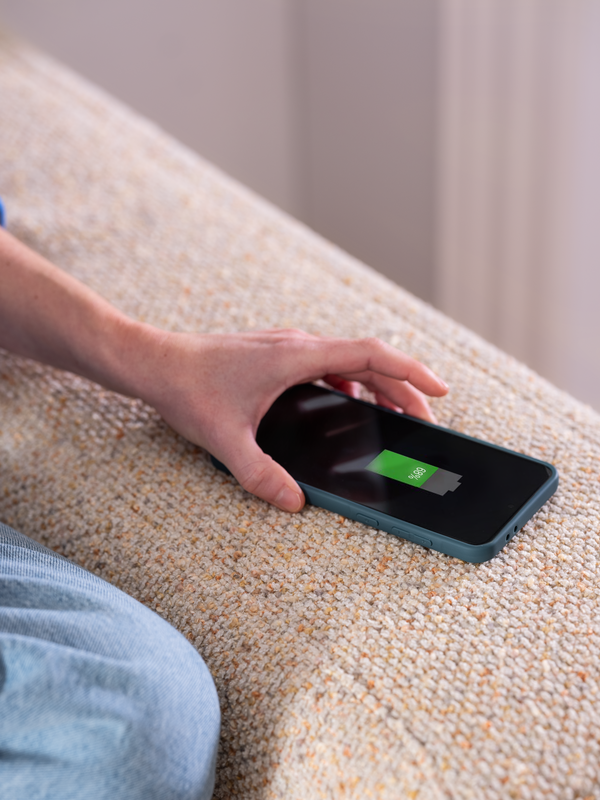 Induktives Laden in der Armlehne von Sofa PINEA