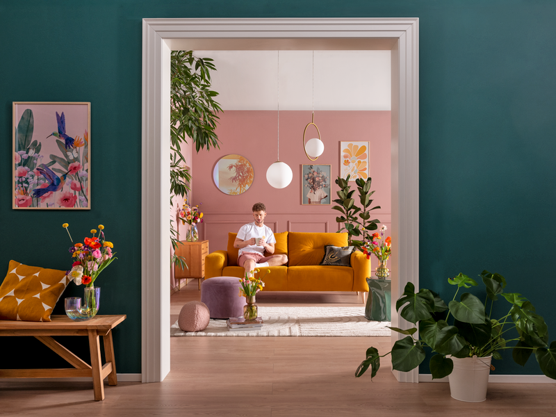 gelbes Sofa ALIKA aus Samt mit bunter Frühlingsdeko